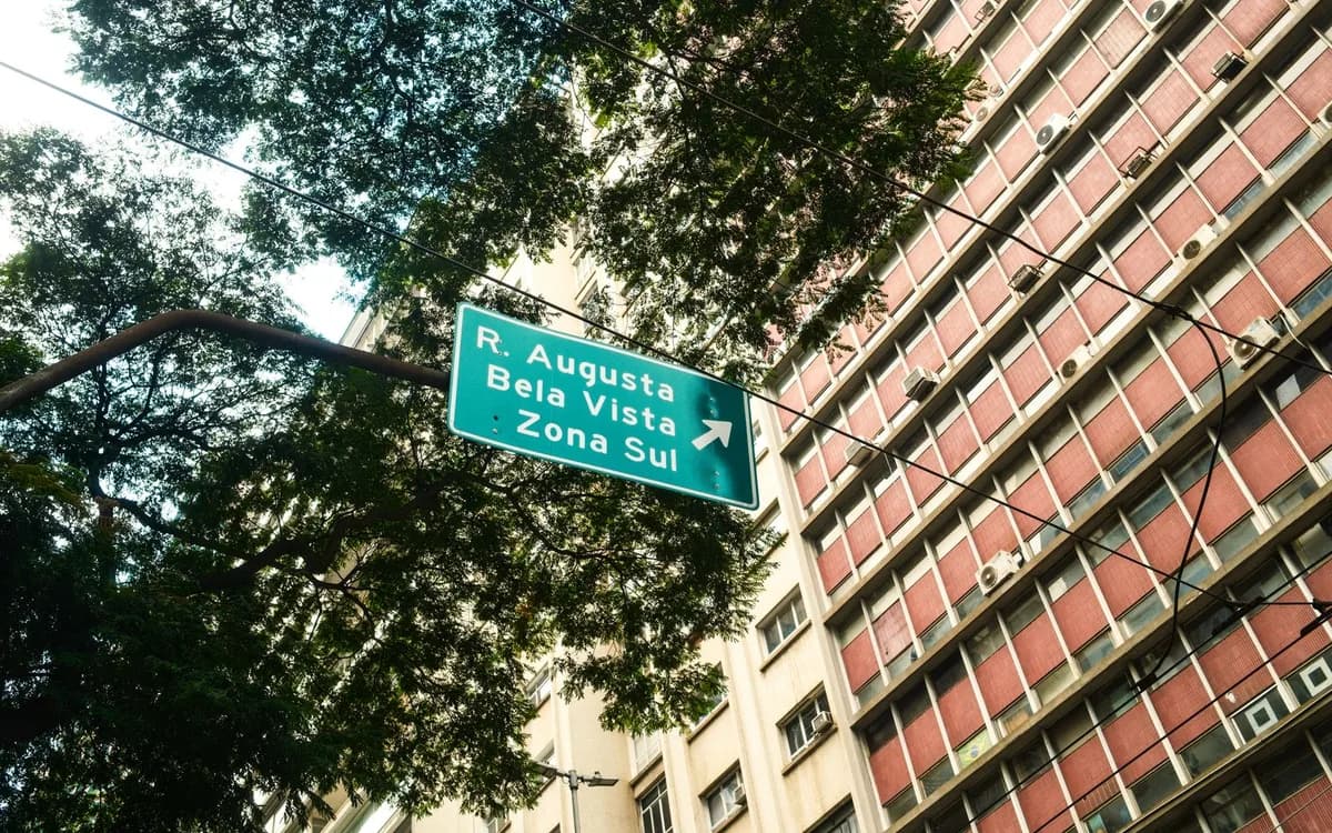 Placa de rua em São Paulo, usada como ilustração de um endereço urbano.